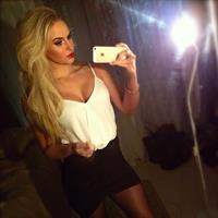 Anna Nyström taking a selfie