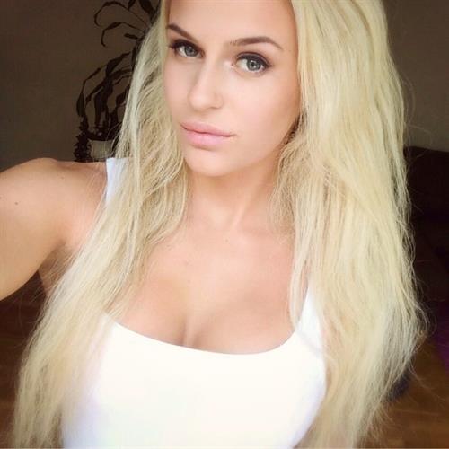 Anna Nyström taking a selfie