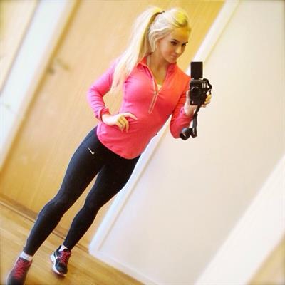 Anna Nyström in Yoga Pants taking a selfie