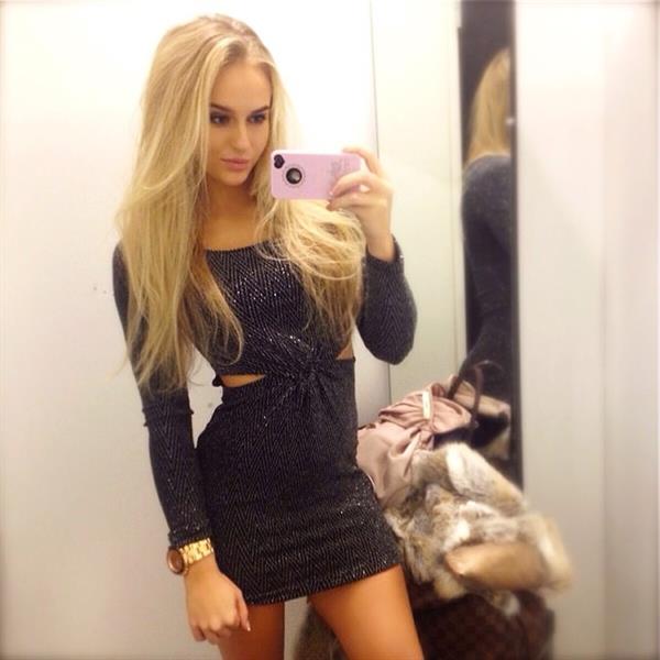 Anna Nyström taking a selfie