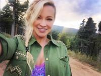 Mindy Robinson taking a selfie