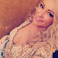 Mindy Robinson taking a selfie