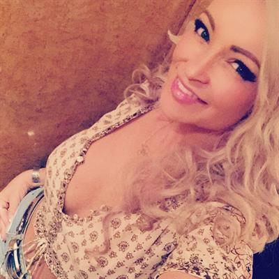 Mindy Robinson taking a selfie