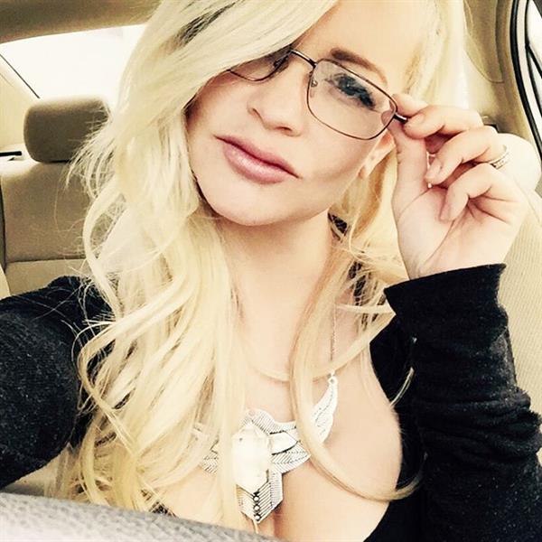 Mindy Robinson taking a selfie