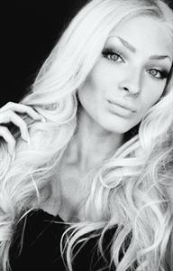 Aljona Shiskova taking a selfie