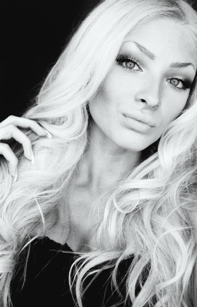 Aljona Shiskova taking a selfie