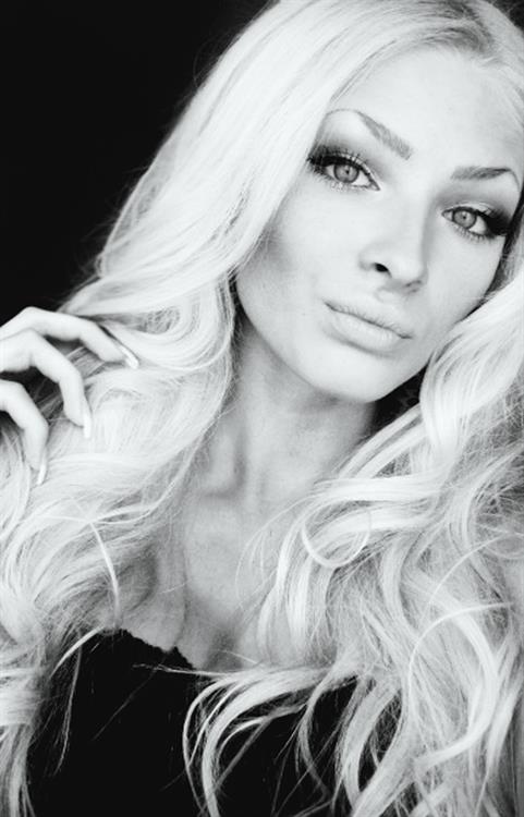 Aljona Shiskova taking a selfie