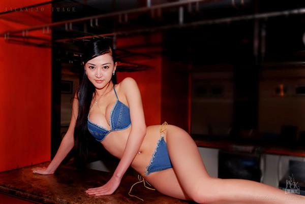 Wang Qiu Jun in a bikini