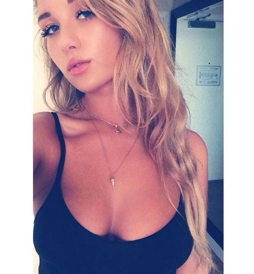 Niykee Heaton taking a selfie