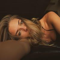 Brooke Hanmer taking a selfie