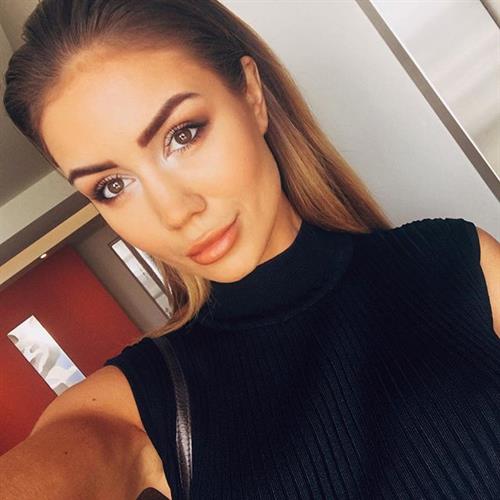 Pia Muehlenbeck taking a selfie