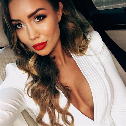 Pia Muehlenbeck taking a selfie