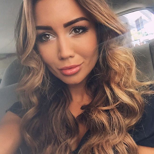 Pia Muehlenbeck taking a selfie