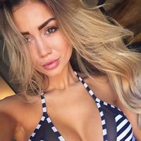 Pia Muehlenbeck in a bikini taking a selfie
