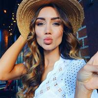 Pia Muehlenbeck taking a selfie