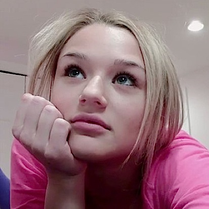 Hunter King taking a selfie