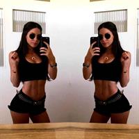 Jen Selter taking a selfie