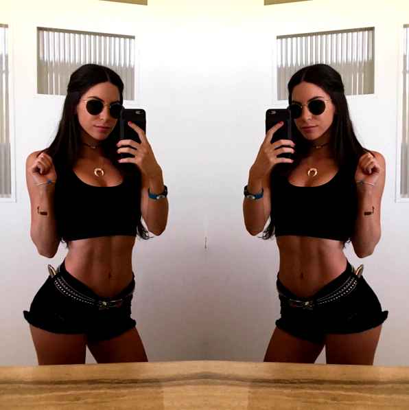 Jen Selter taking a selfie