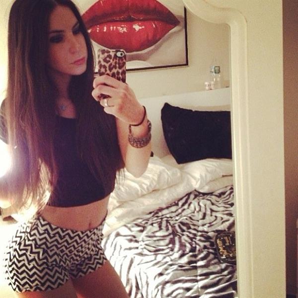 Jen Selter taking a selfie