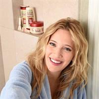 Luisana Lopilato taking a selfie