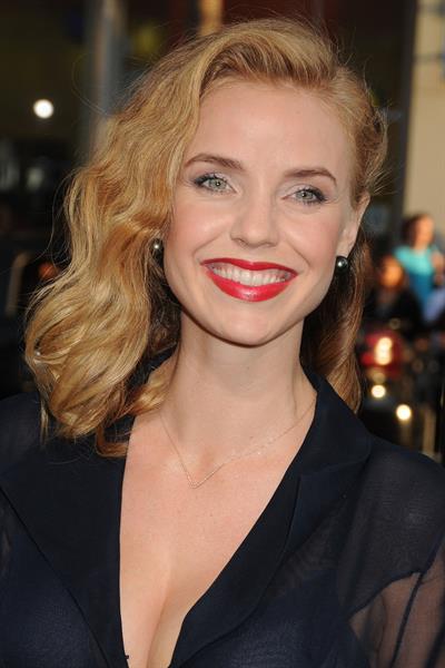 Kelli Garner at the premiere of If I Stay August 20, 2014