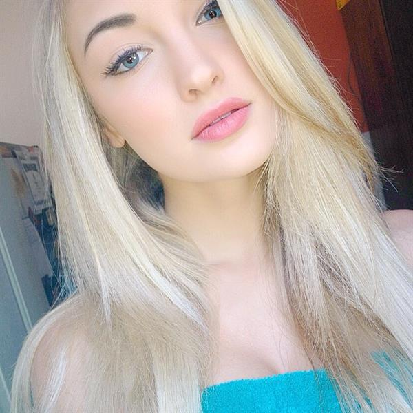 Anna Faith Carlson taking a selfie