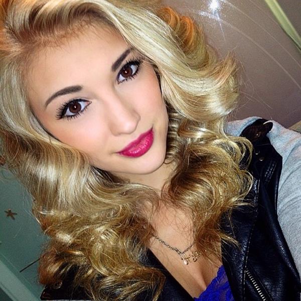 Anna Faith Carlson taking a selfie