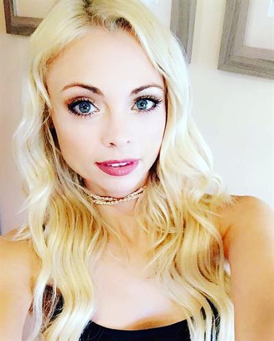 Katja Glieson taking a selfie