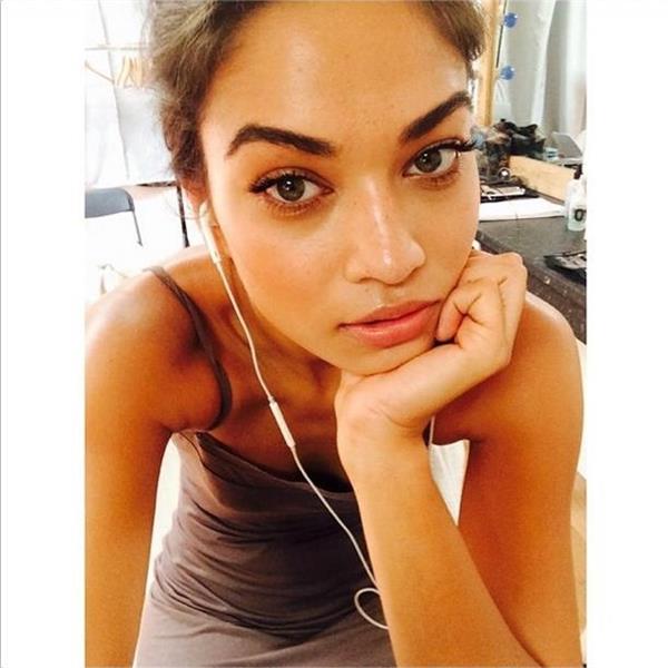 Shanina Shaik taking a selfie