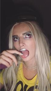 Bella Thorne taking a selfie