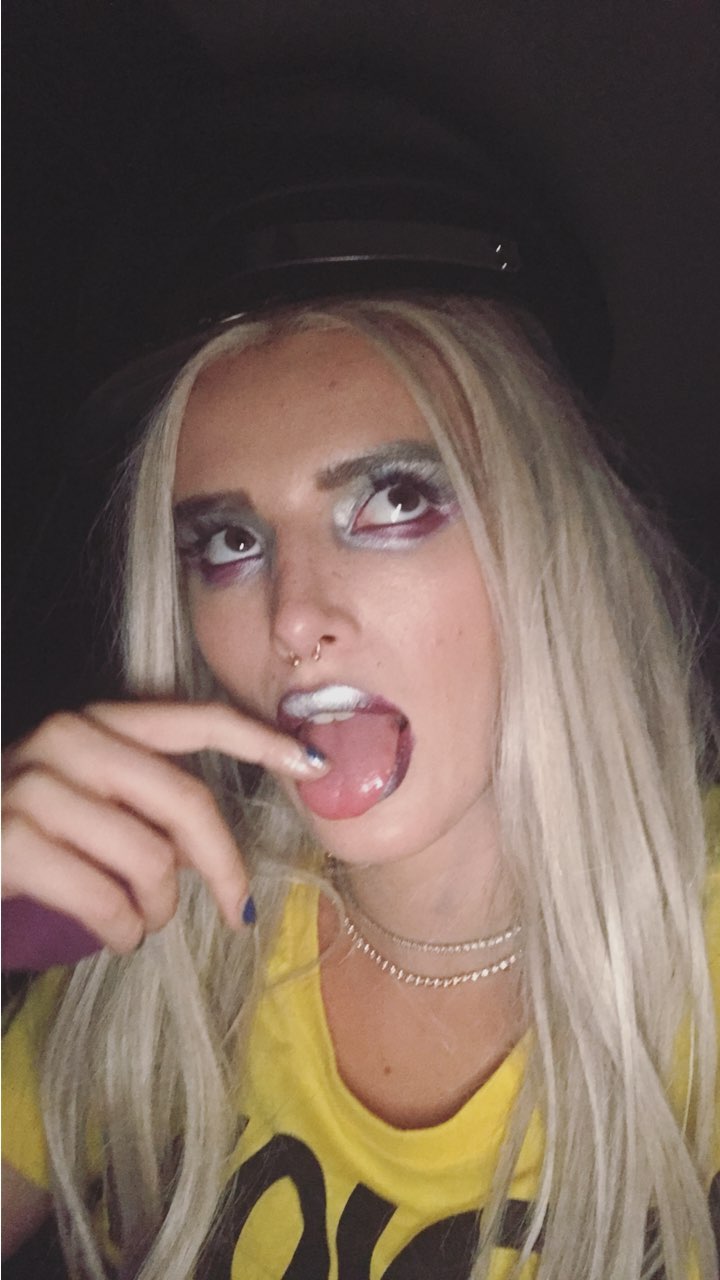 Bella Thorne taking a selfie