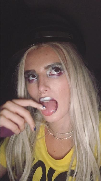 Bella Thorne taking a selfie