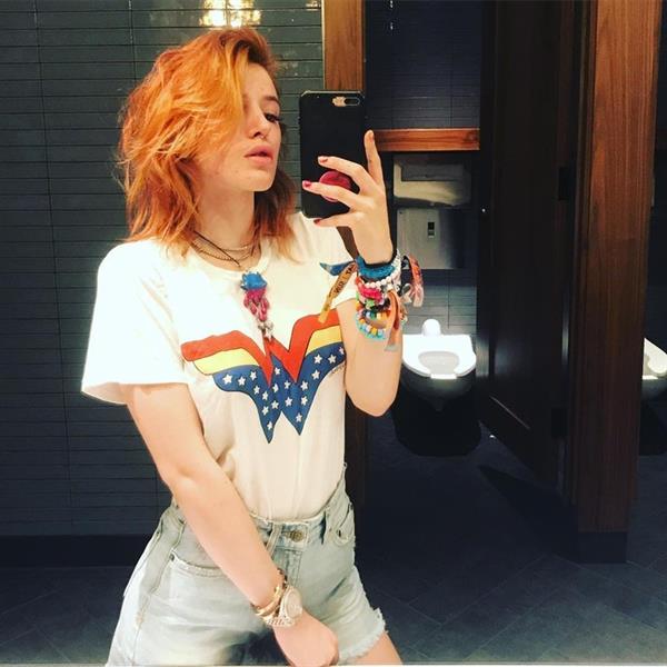 Bella Thorne taking a selfie