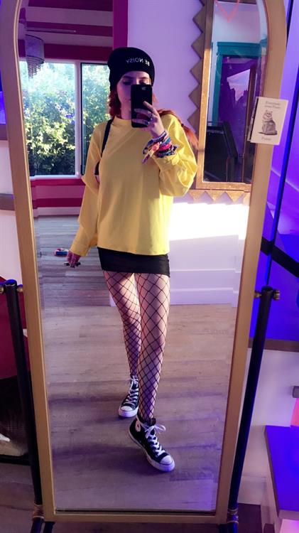 Bella Thorne taking a selfie