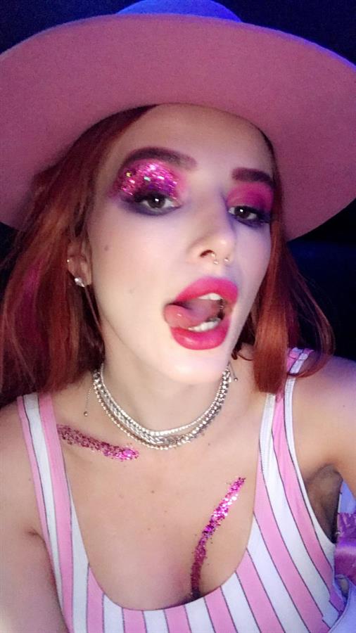 Bella Thorne taking a selfie