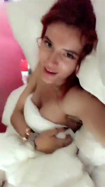 Bella Thorne taking a selfie