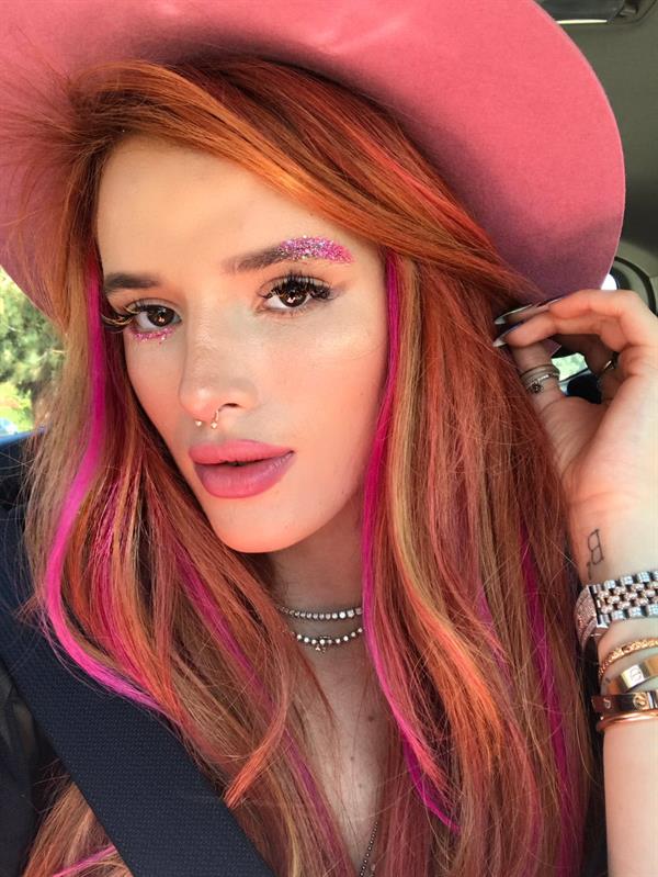 Bella Thorne taking a selfie