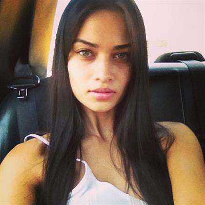 Shanina Shaik taking a selfie