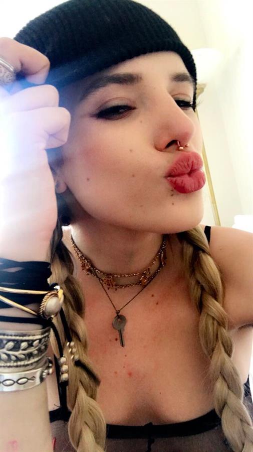 Bella Thorne taking a selfie