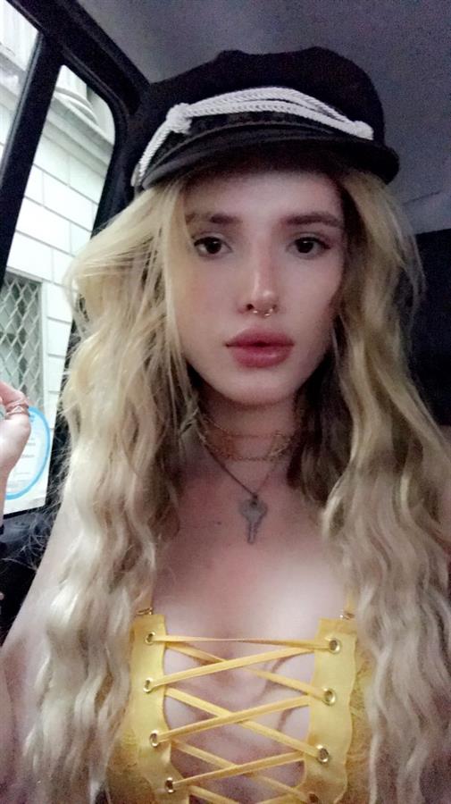 Bella Thorne taking a selfie