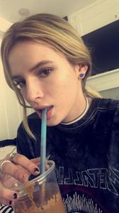 Bella Thorne taking a selfie