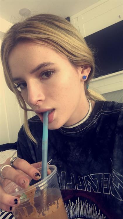 Bella Thorne taking a selfie
