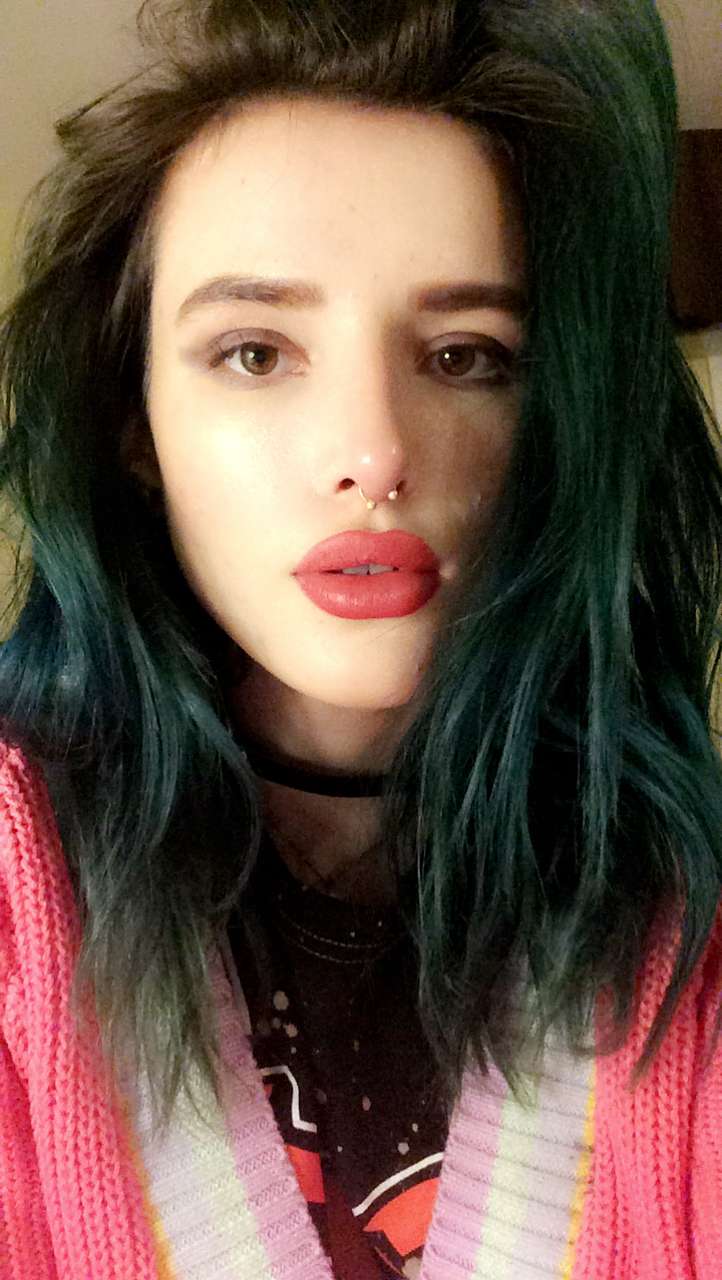 Bella Thorne taking a selfie