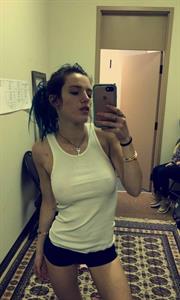 Bella Thorne taking a selfie
