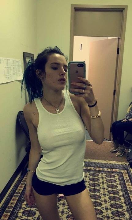Bella Thorne taking a selfie