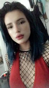 Bella Thorne taking a selfie