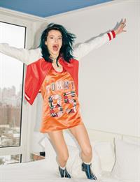 Bella Thorne taking a selfie