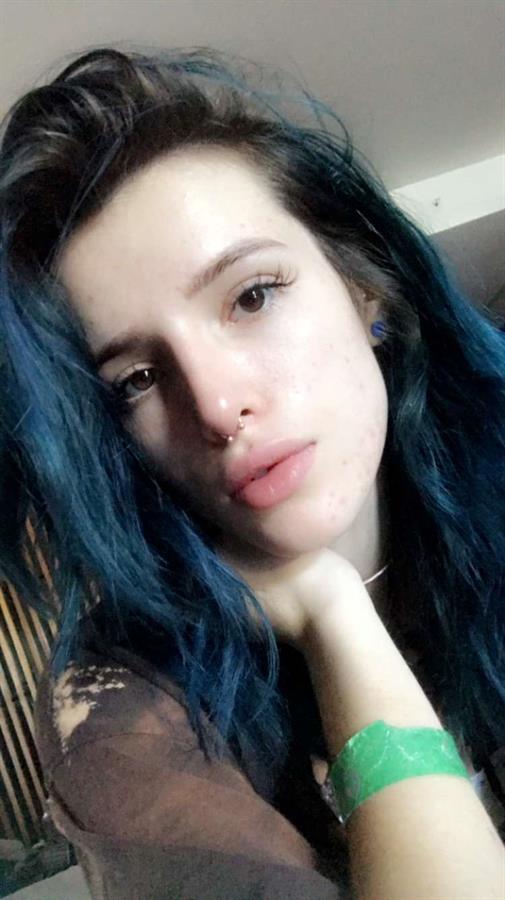 Bella Thorne taking a selfie