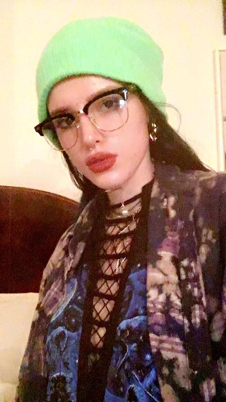 Bella Thorne taking a selfie