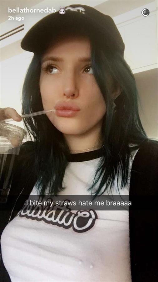 Bella Thorne taking a selfie